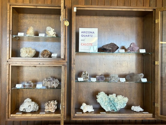 Cases of quartz and calcite specimens.