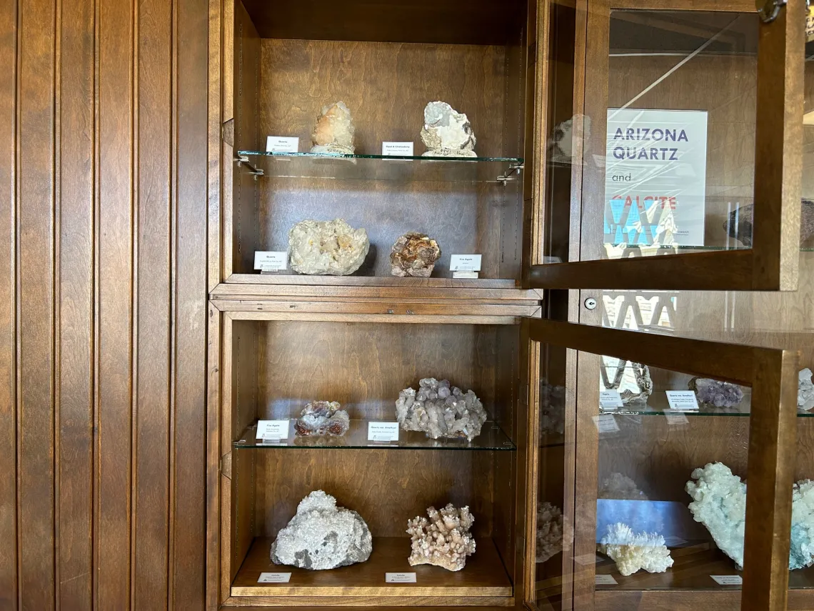 Cases of quartz and calcite specimens.